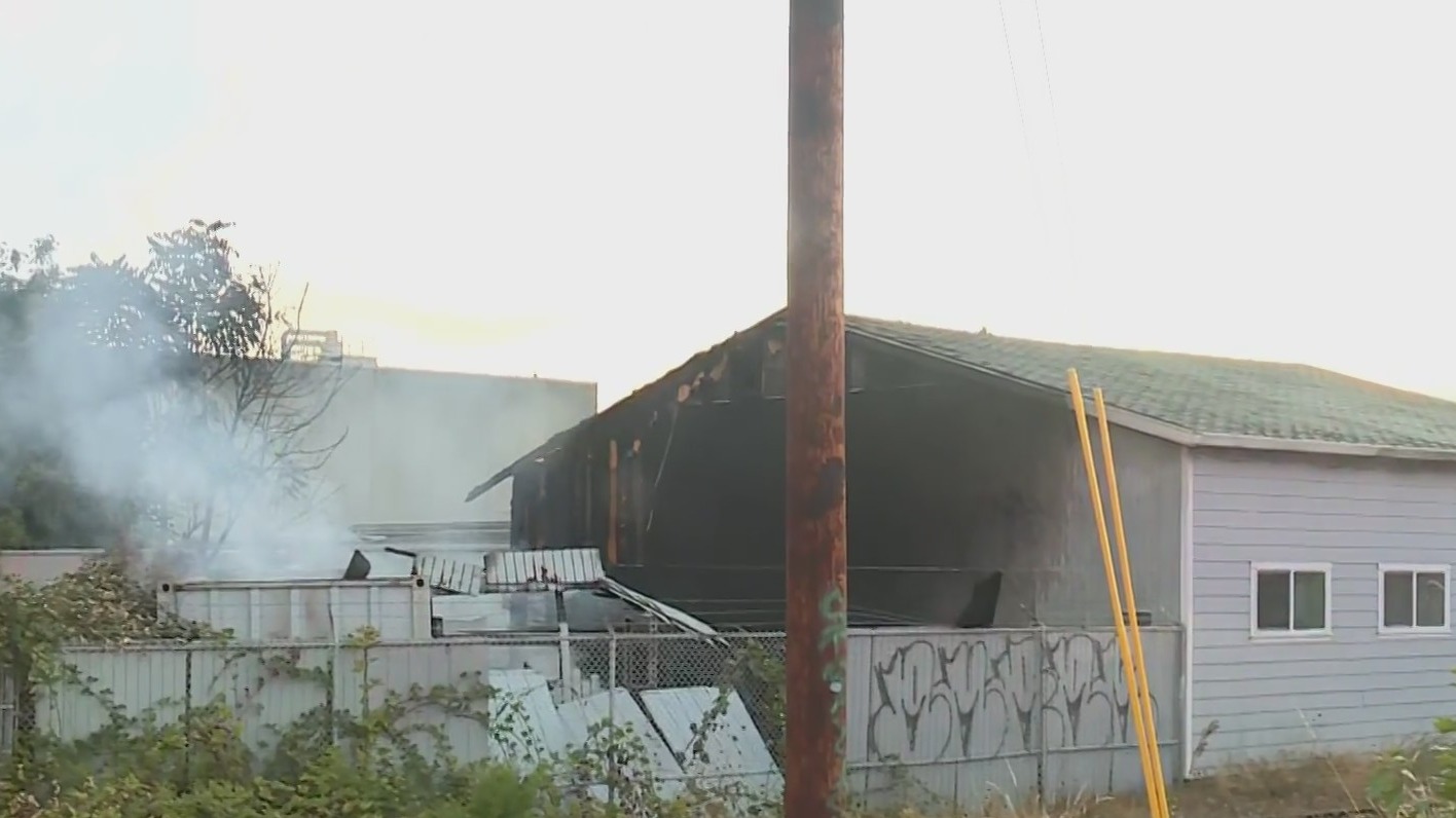 Crews battle commercial fire in Northwest Portland Thursday morning