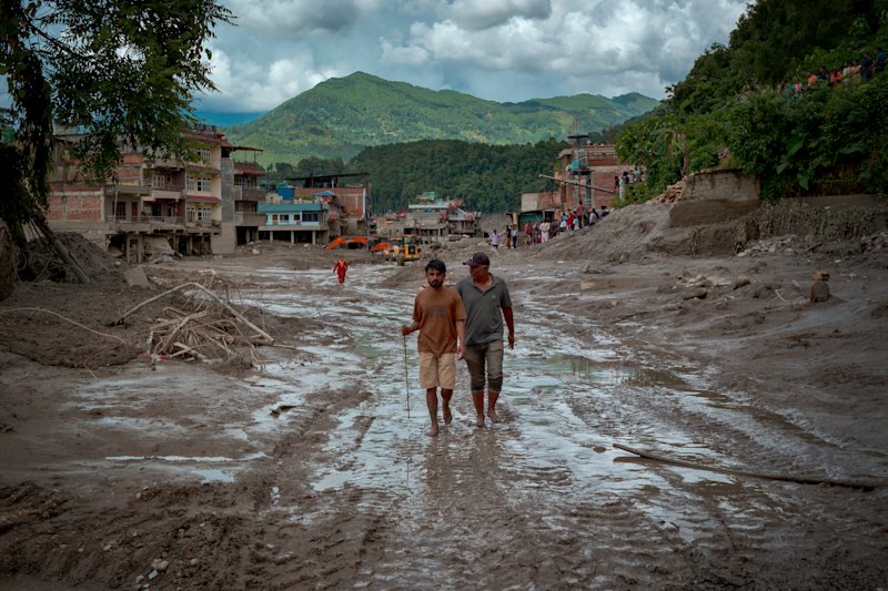 Hundreds freed in dramatic tunnel rescue as Australia pledges Nepal aid