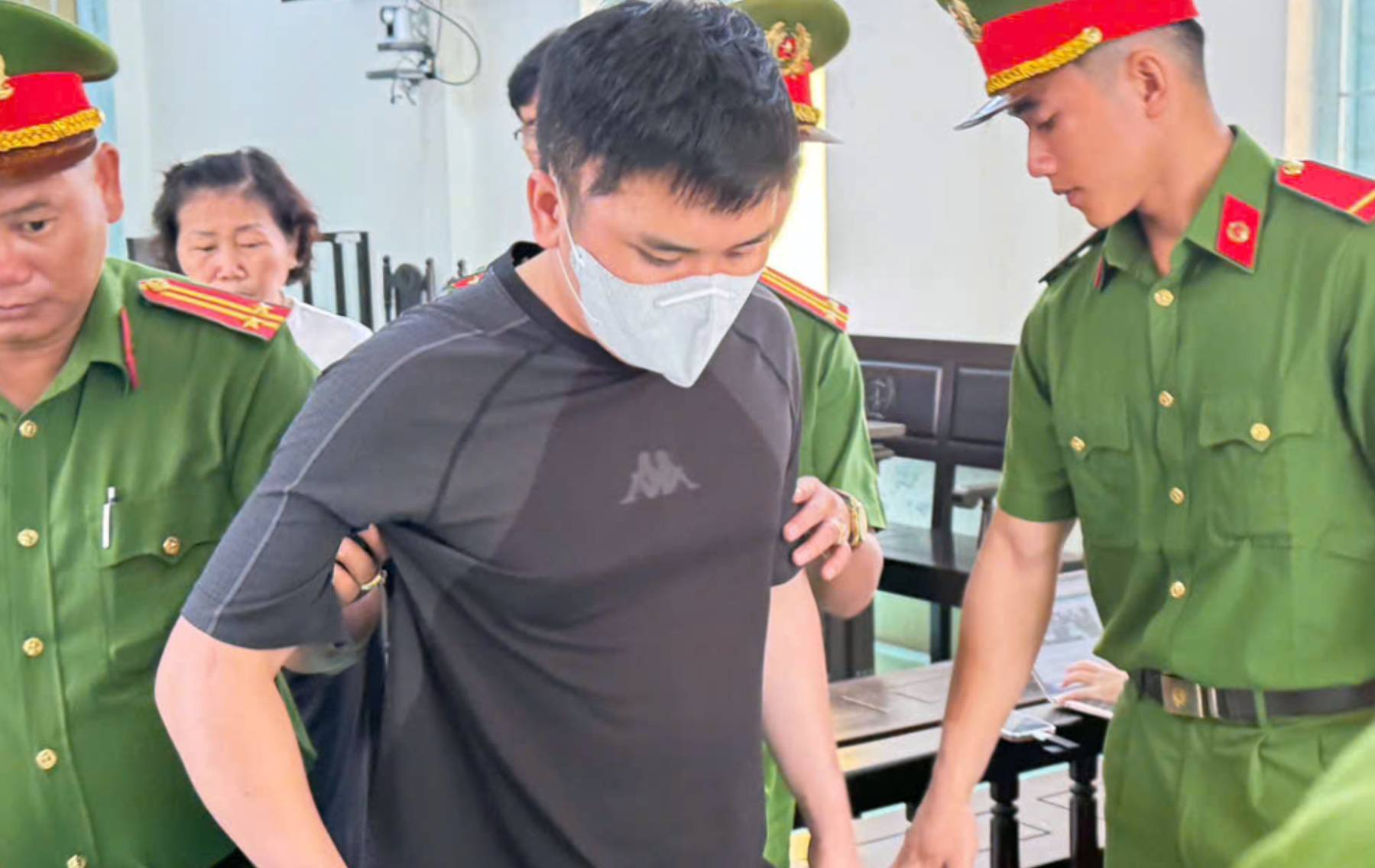 Bị cáo Nguyễn Văn Bảo Trung tại phiên tòa, sáng 28/8. Ảnh: An Bình