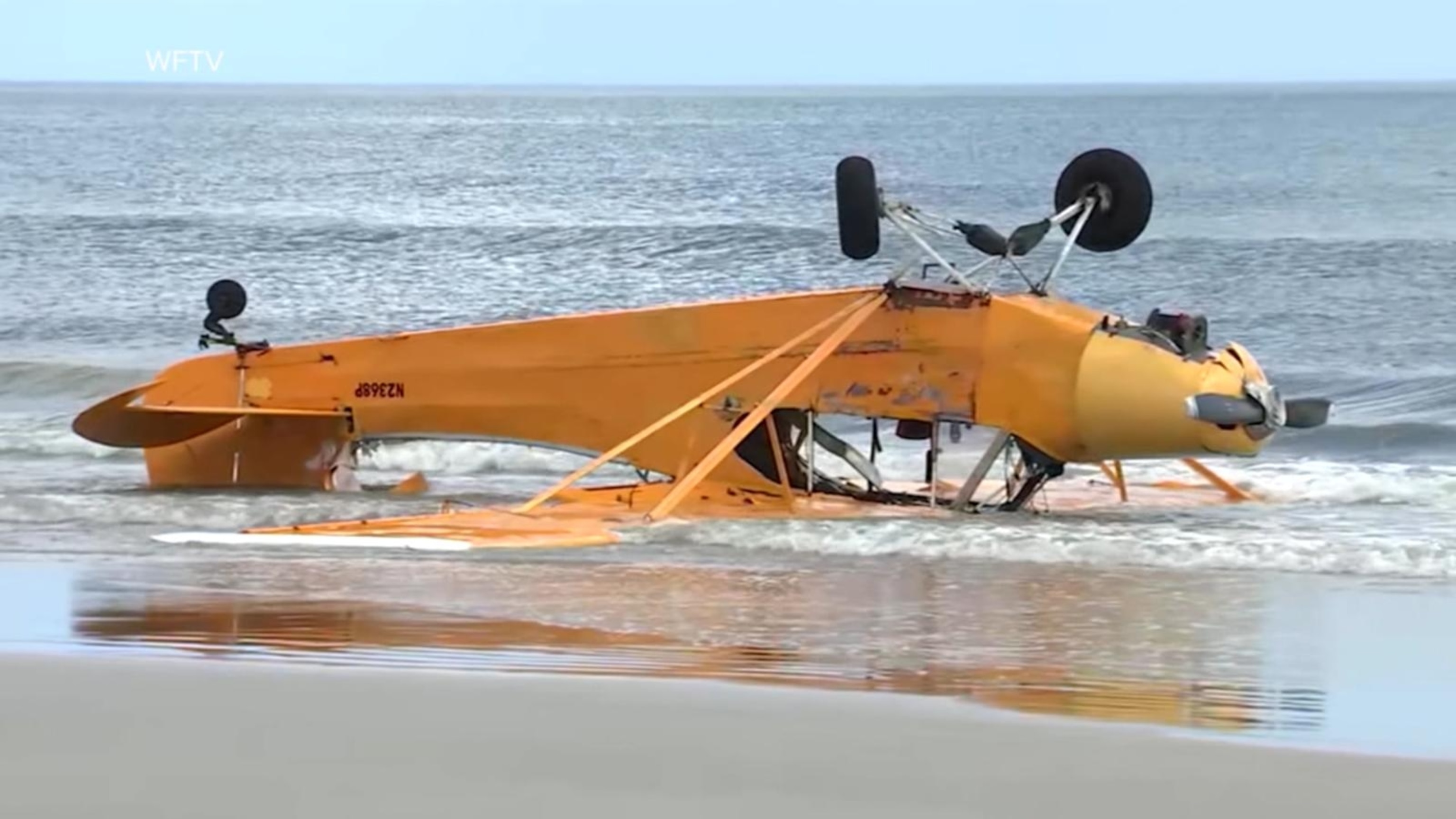 Pilot rescued after banner plane crashes into Florida surf