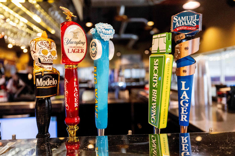 this-restaurant-only-exists-in-michigan-ice-arenas-its-kalamazoo