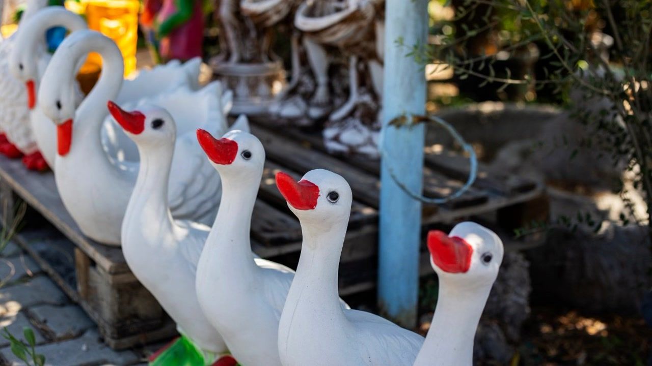 Have you seen the porch goose trend? There's even a Dolly tribute!