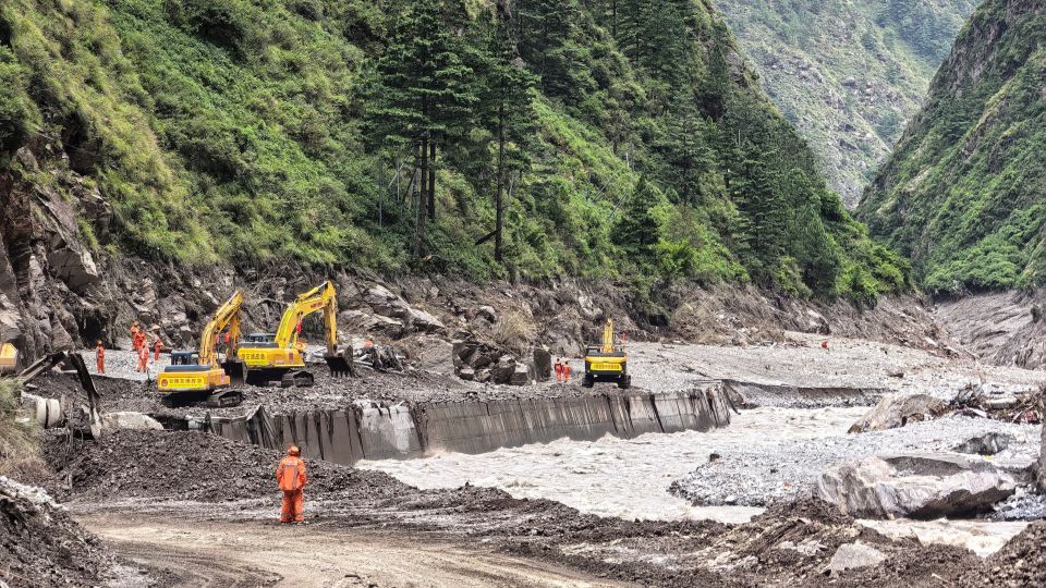 ‘Barrier lake’ flood risk adds new danger to desperate rescue efforts ...