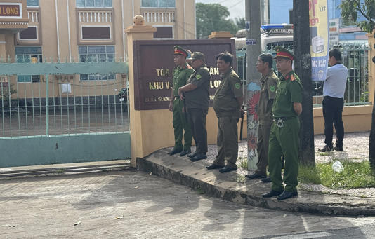 Cảnh sát giữ an ninh trật tự từ ngoài cổng tòa vào phòng xét xử. Ảnh: An Bình