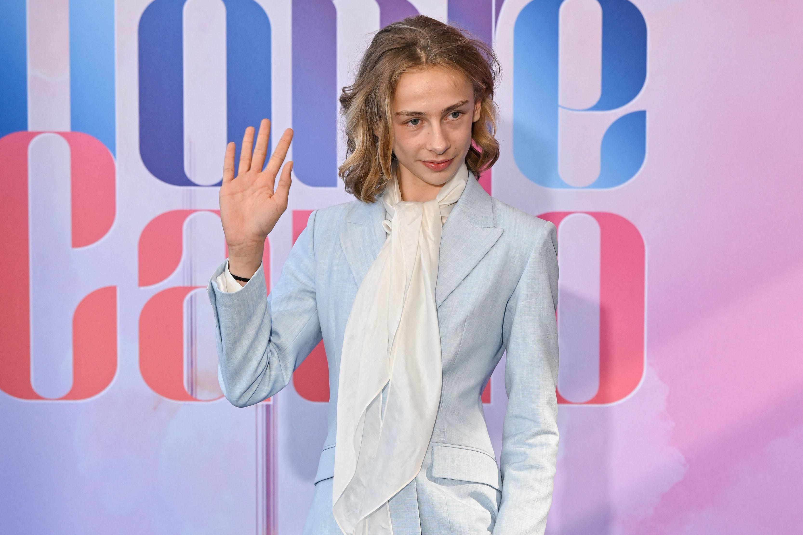 robe-rose-et-talons-hauts-billy-le-fils-de-philippe-katerine