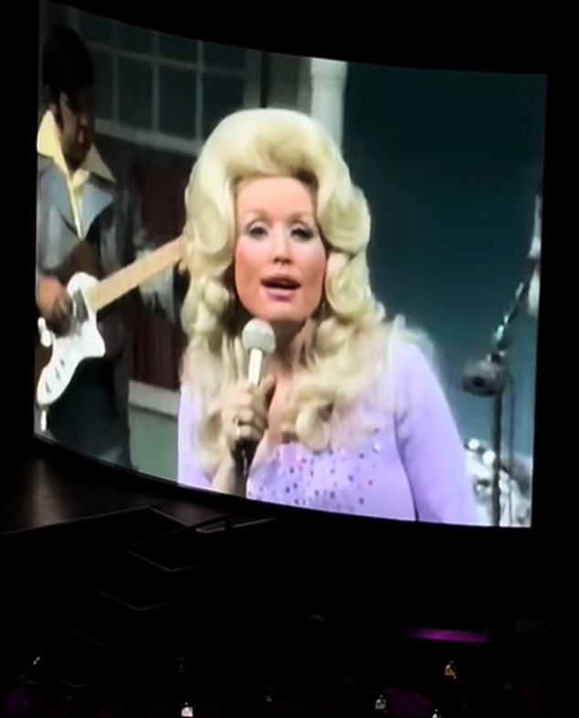 Ariana Grande shares poignant pre-show tribute to Dolly Parton during ...