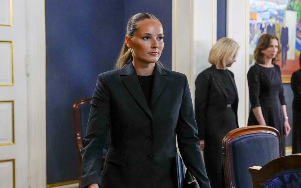 ingrid-alexandra-princesse-h-riti-re-accompagne-le-roi-haakon-viii-au