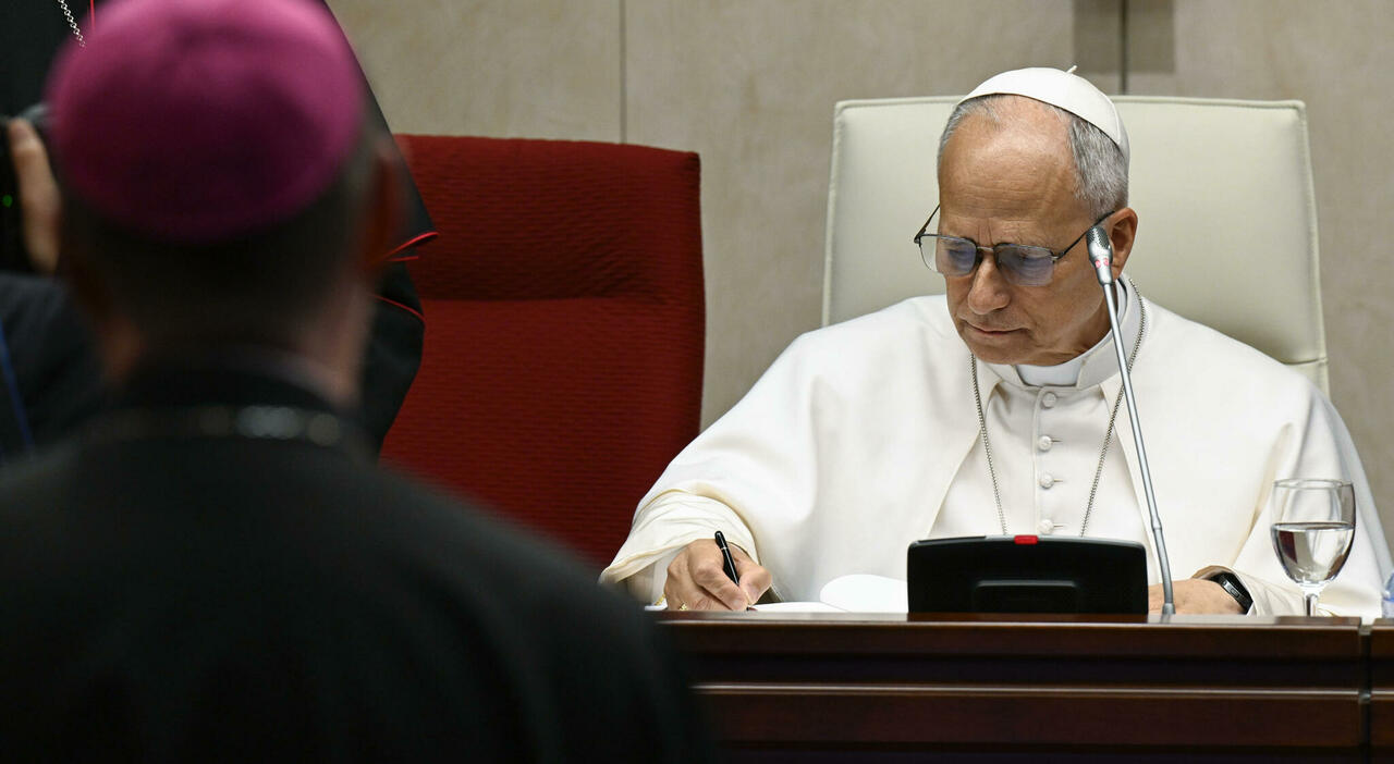 Messa in latino, il cardinale Sarah incalza Leone XIV: «Finita la generazione del ’68, finirà anche l’avversione»