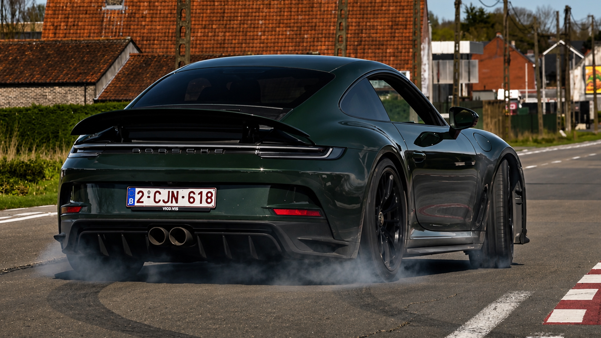 This Porsche 911 GT3 gets the rear tires smoking