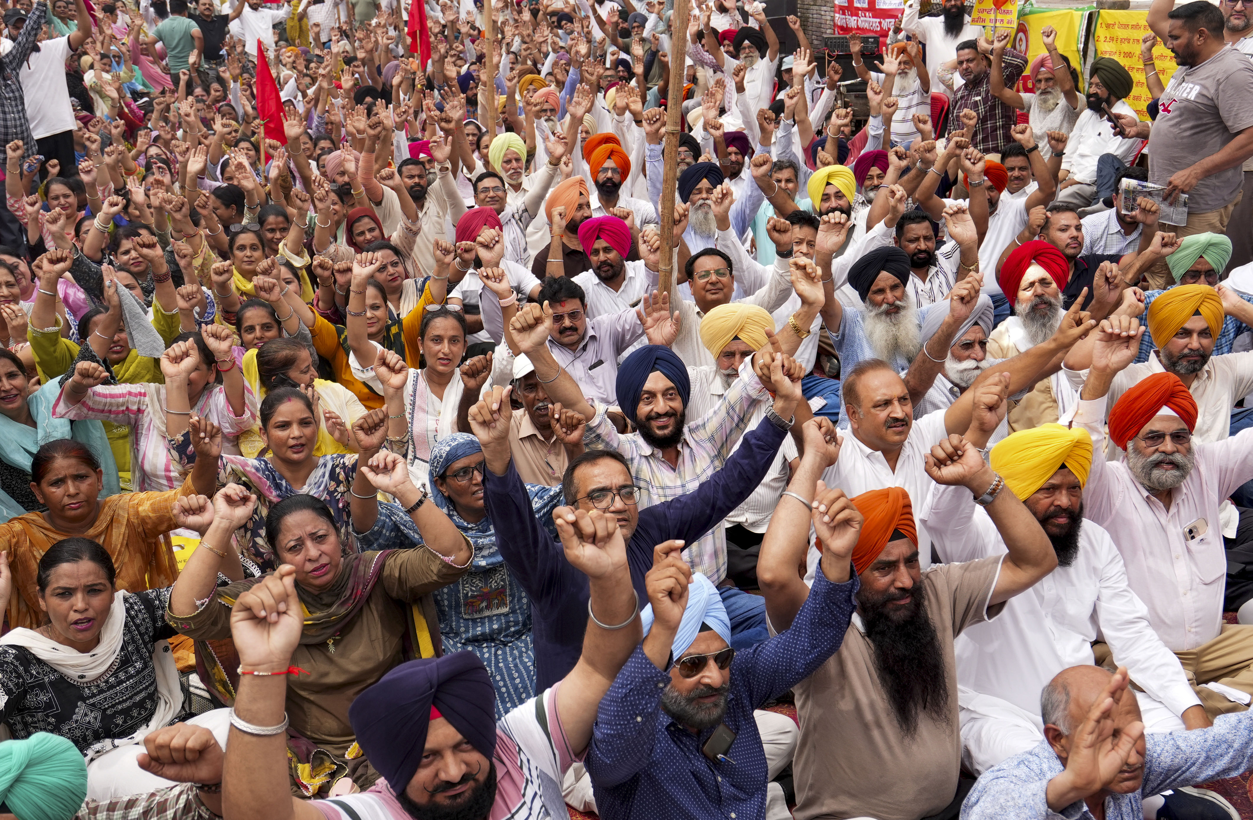 Punjab govt employees burn CM Mann's effigy over 'refusal' to hold meeting