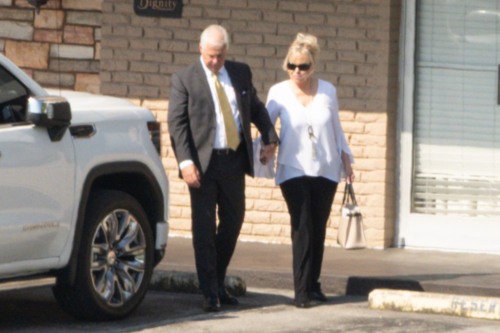 dolly-parton-s-emotional-loved-ones-gather-at-nashville-burial-site-3