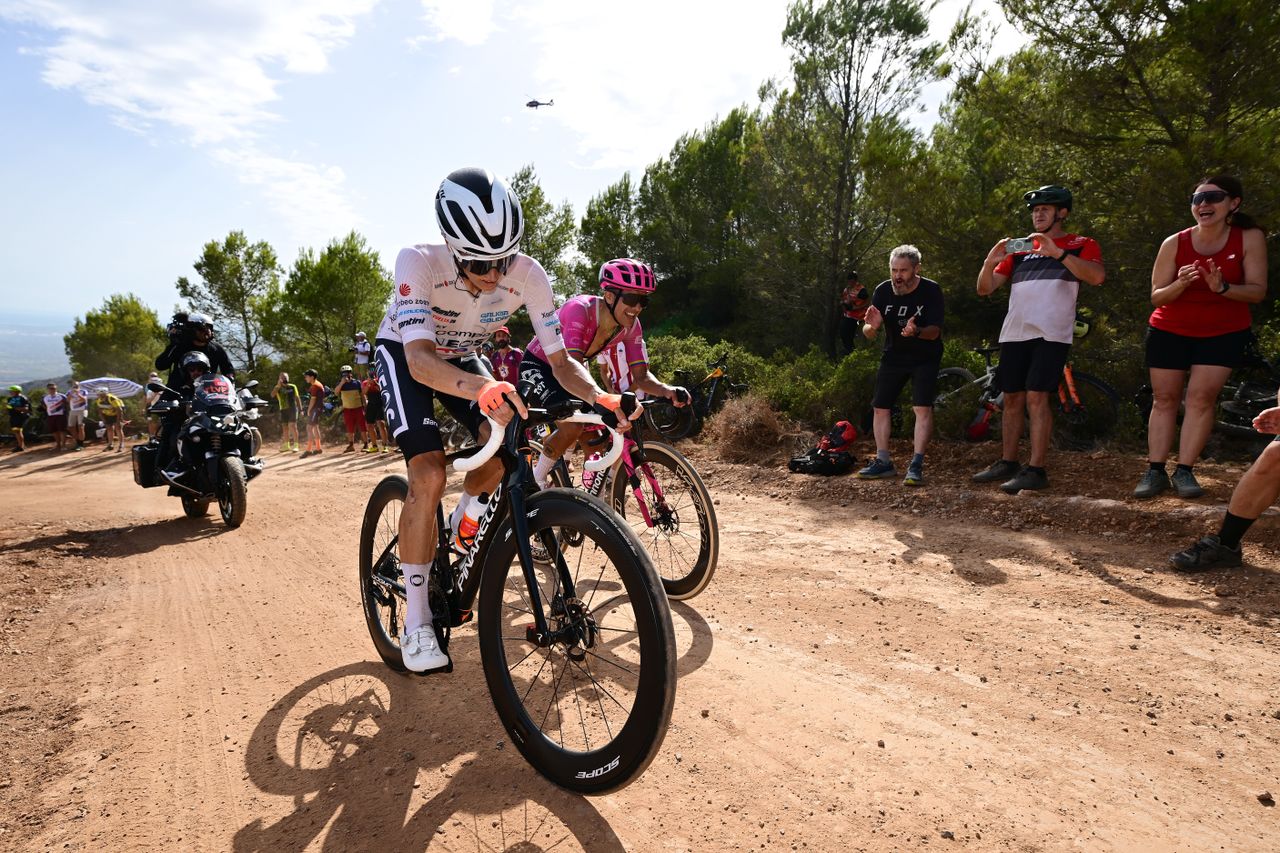 Oscar Onley pays the price after going into the red chasing Tadej Pogačar in the Vuelta a España