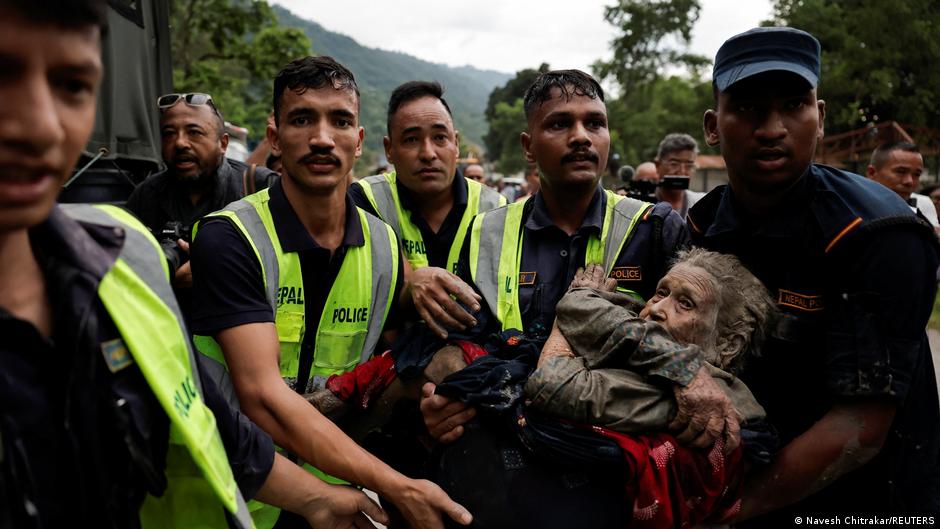 Policiais nepaleses carregam sobrevivente
