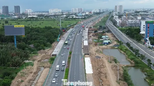 Báo điện tử Tiền Phong Đường dẫn vào cao tốc TPHCM - Long Thành - Dầu Giây và nút giao An Phú. Ảnh: Nguyễn Tiến 1