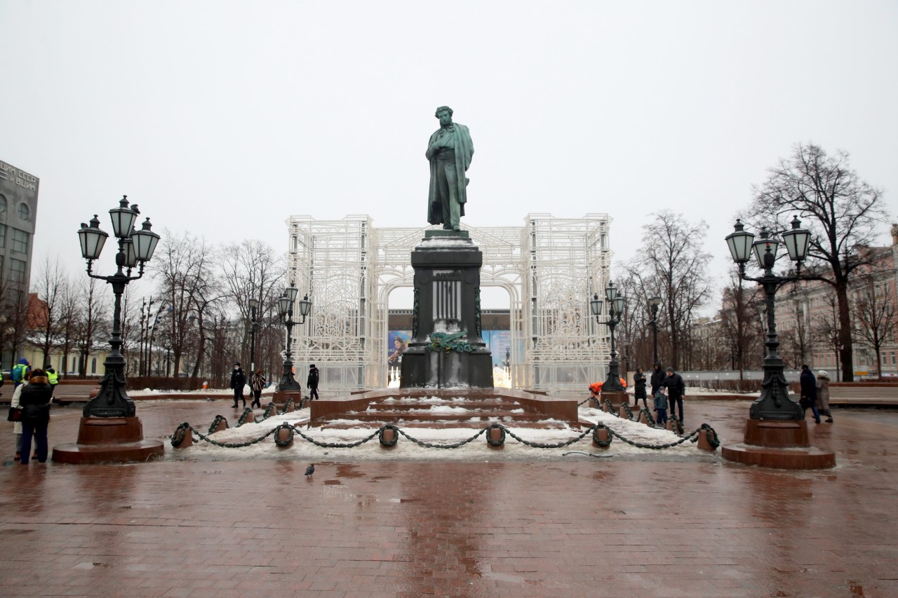 What's left of Russian democracy? Some say a debate over a statue