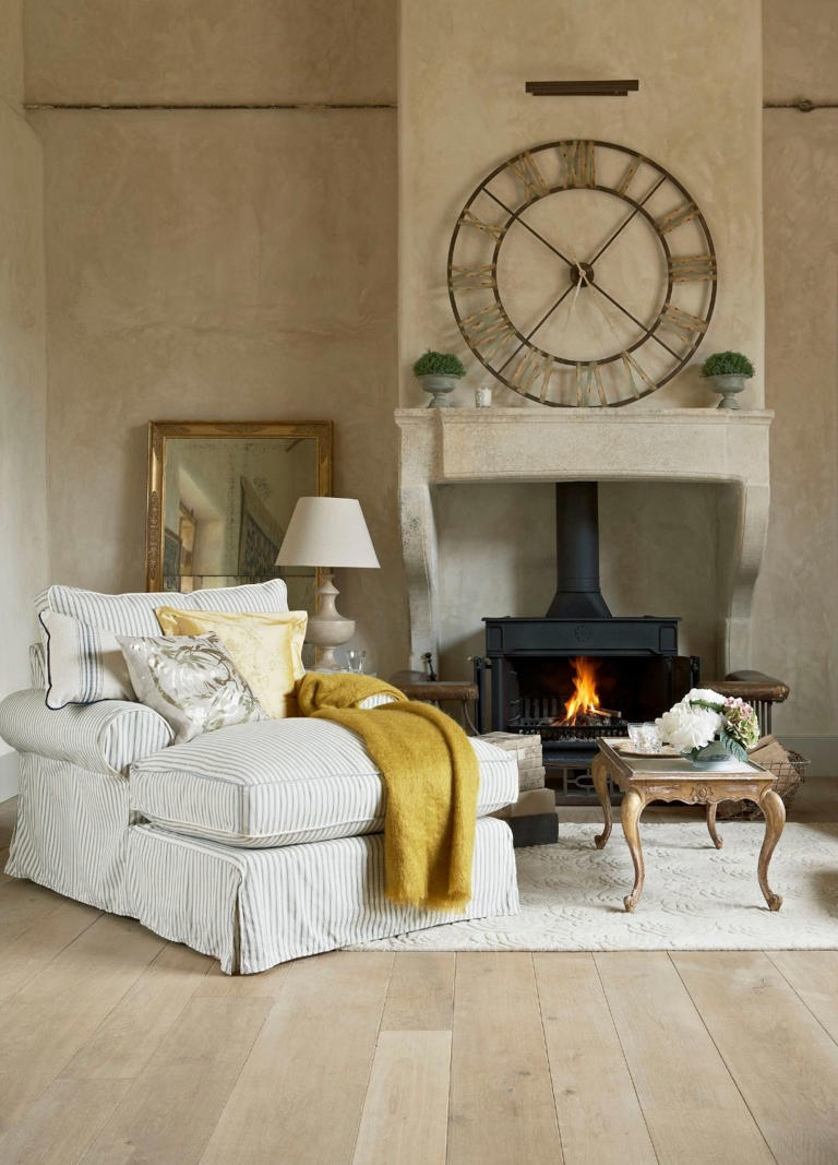 Julia Roberts' cabin-style living room is inspiring me to create a cosy ...