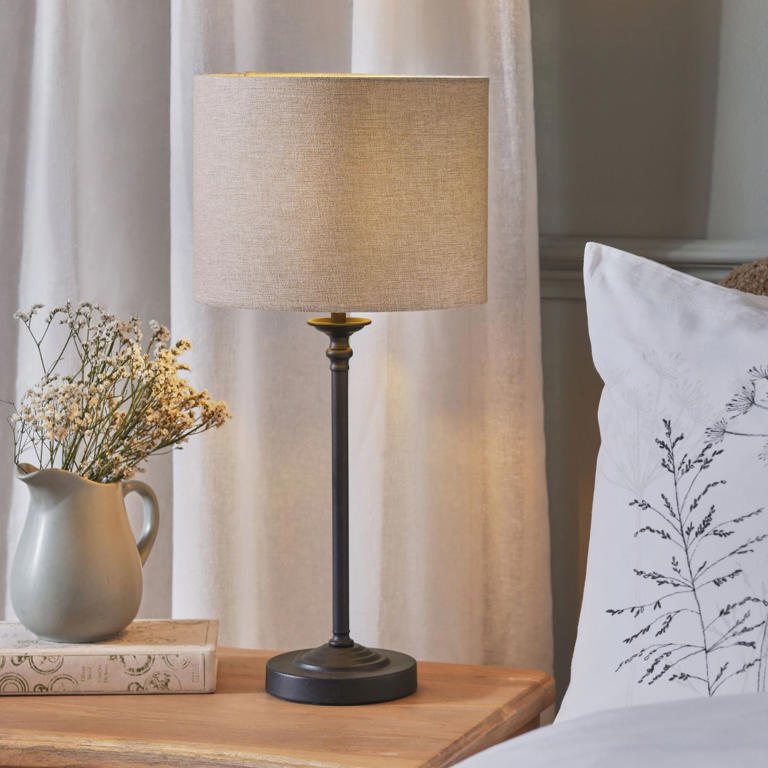Julia Roberts' cabin-style living room is inspiring me to create a cosy ...