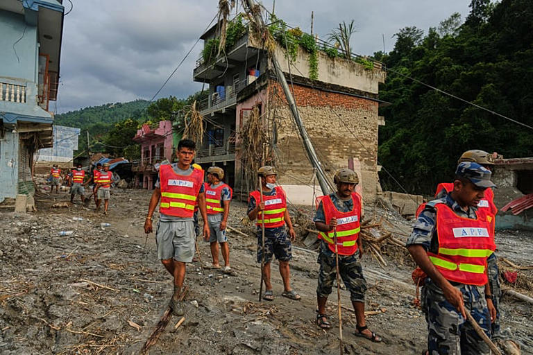 Népal : plus de 2 400 disparus, l'UNICEF alerte sur 17 000 enfants en détresse
