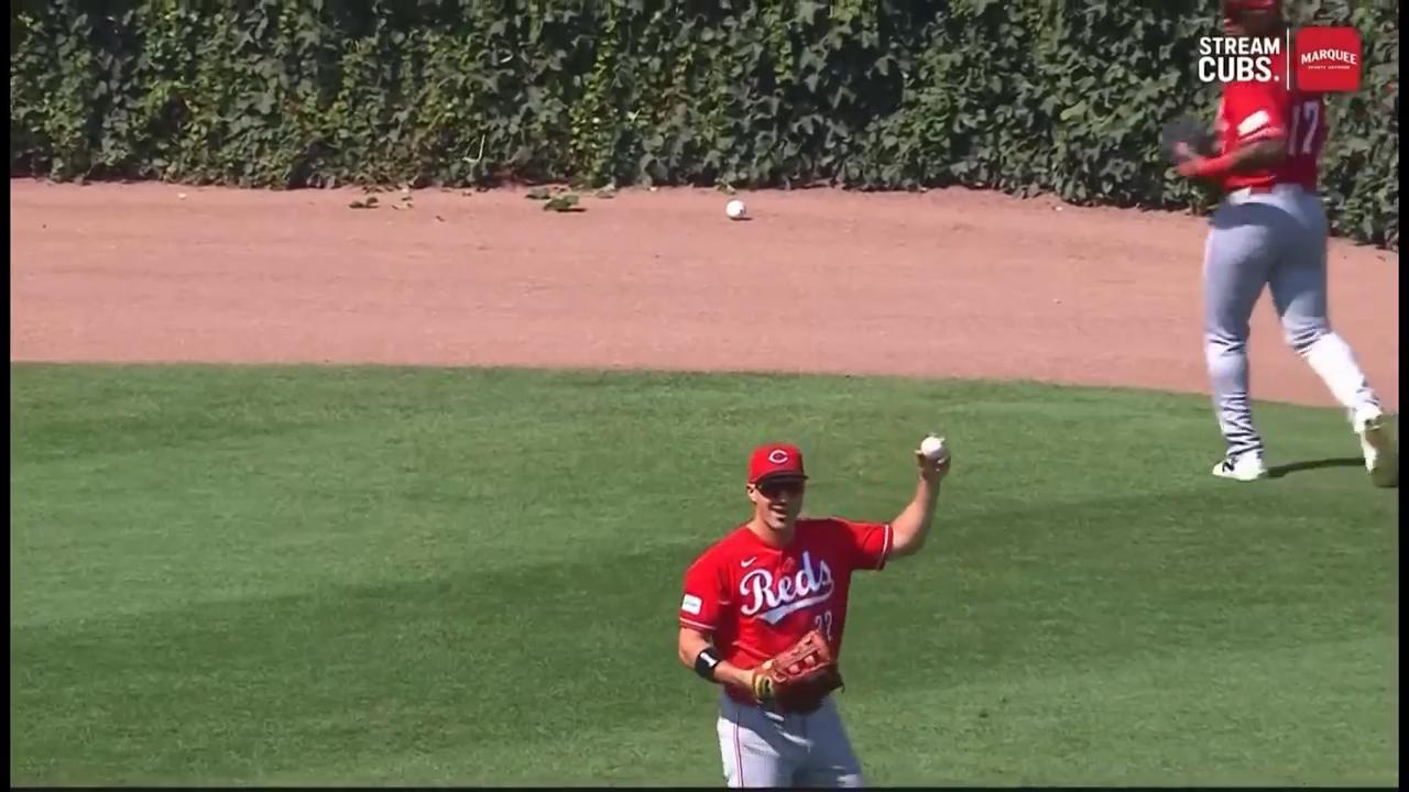 Moment: Wrigley Field's ivy reveals a hidden ball