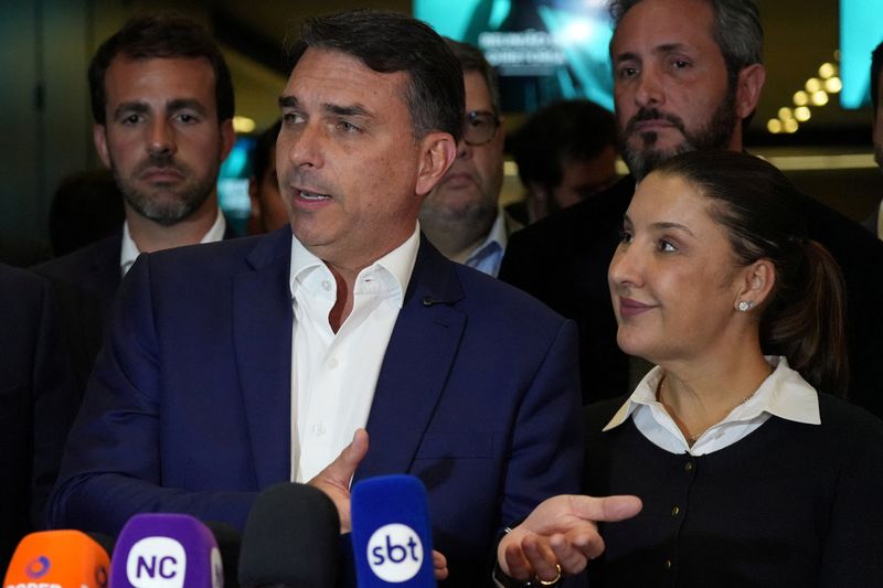O candidato à Presidência pelo PL e senador Flávio Bolsonaro fala durante uma coletiva de imprensa após participar de uma reunião da diretoria da Fiesp, ao lado da coordenadora econômica de sua campanha, Daniella Marques, em São Paulo 24 de agosto de 2026 REUTERS/Alexandre Meneghini