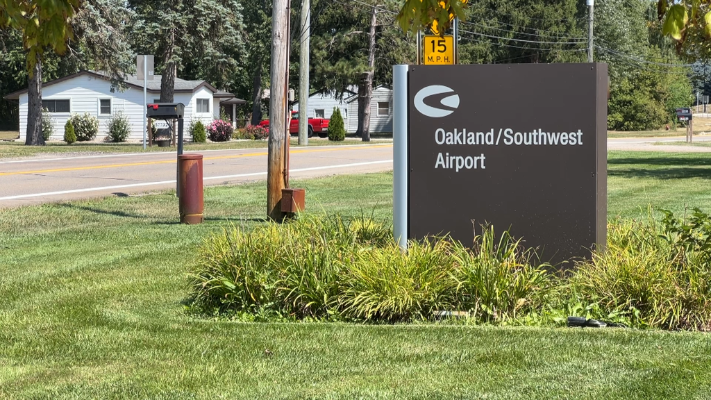 Teens riding e-bikes on runway cause pilot to abort landing at Oakland County airport