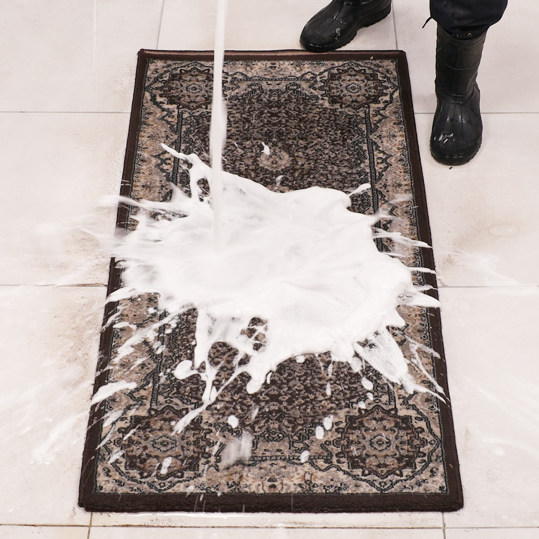 Satisfying rug cleaning reveals cool pattern! 💦