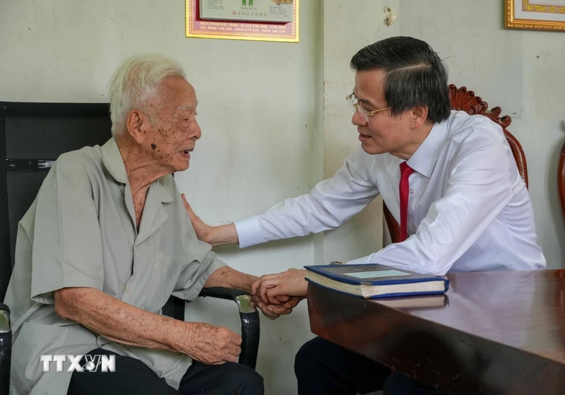 Trao Huy hiệu 80 năm tuổi Đảng tặng đảng viên lão thành tại Cần Thơ