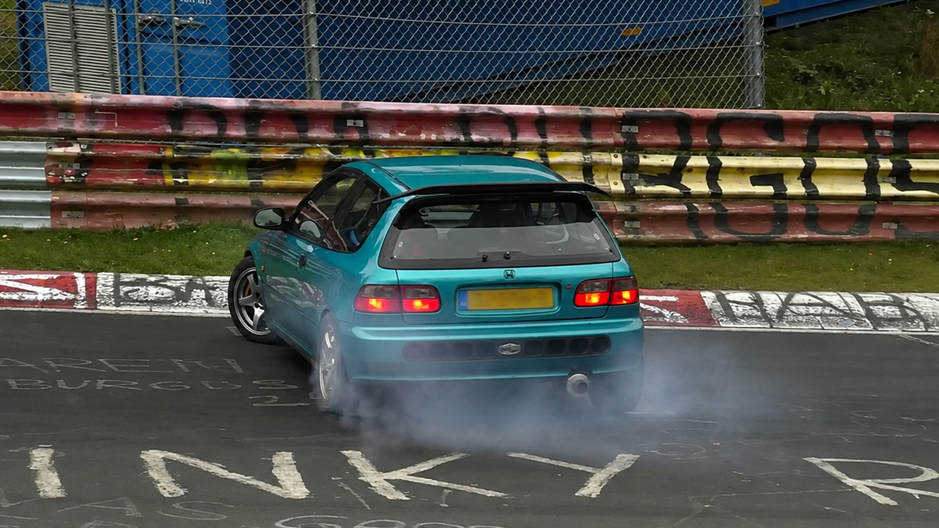 Almost crashes and driver mistakes create nonstop Nürburgring ...