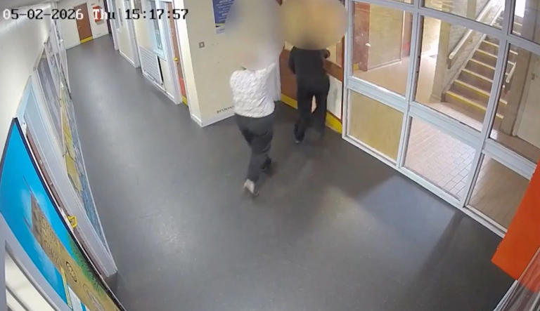 teacher-rushes-out-of-classroom-with-kitchen-knife-after-being-stabbed