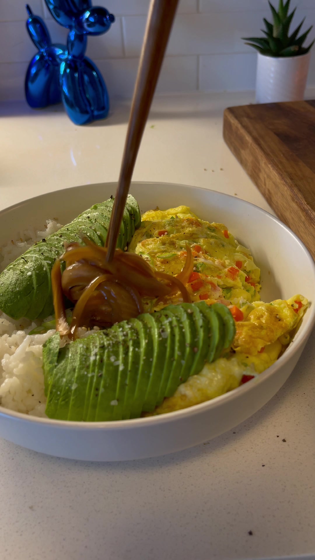 Easy rice bowl with eggs and avocado