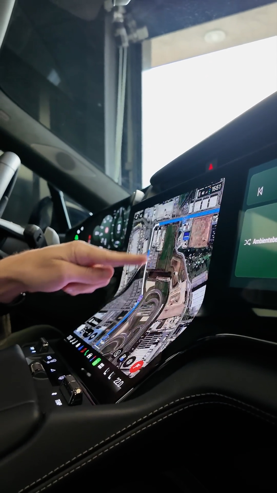 O display curvo destaca a tela do Porsche Cayenne EV