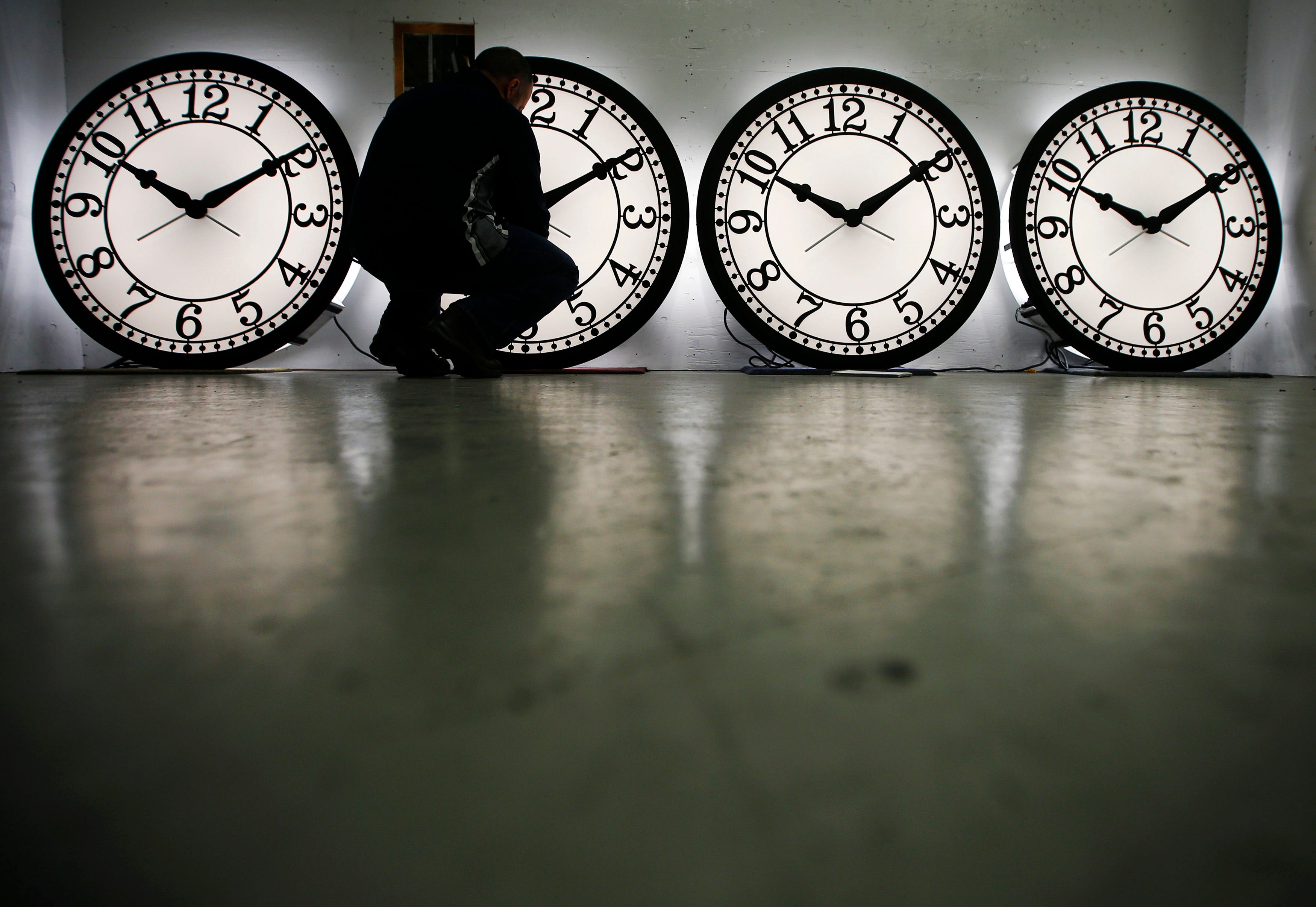 Do clocks fall back this weekend in California? When daylight saving ...