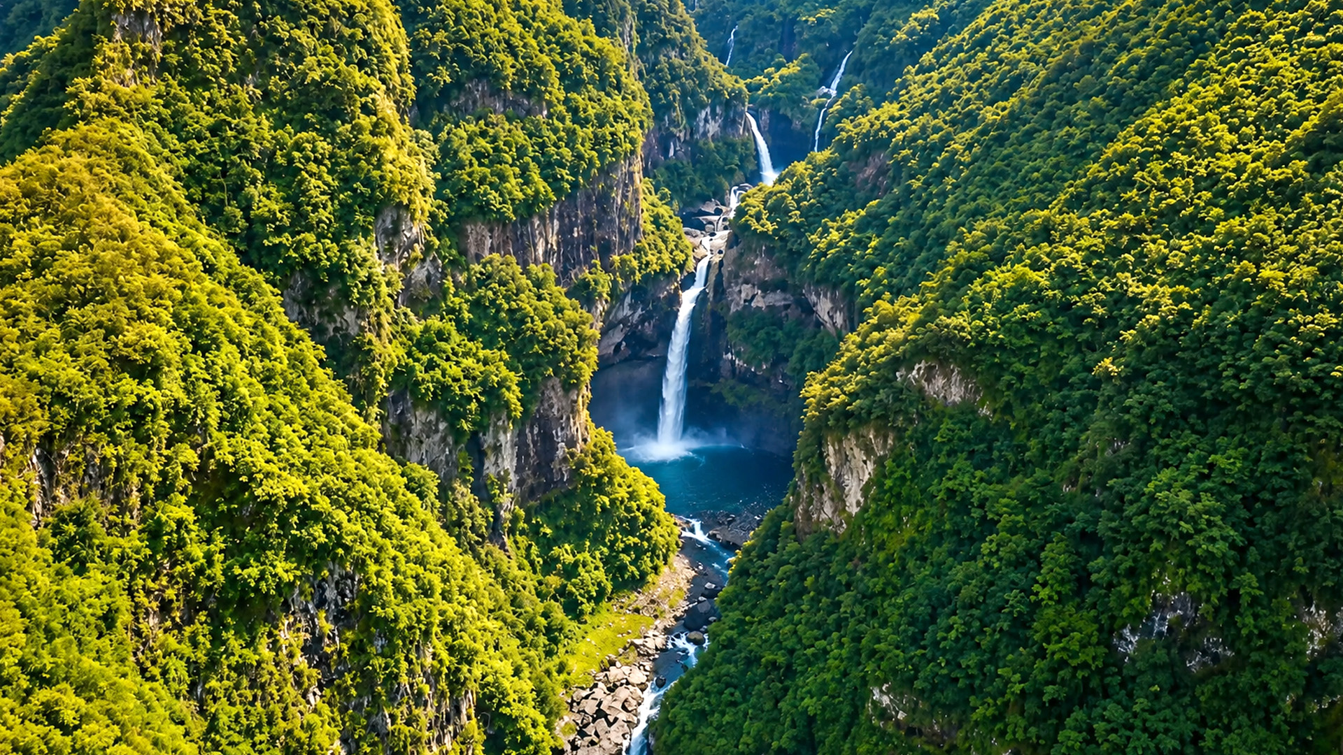 Salto del Claro waterfall hidden deep in Chile’s green mountains