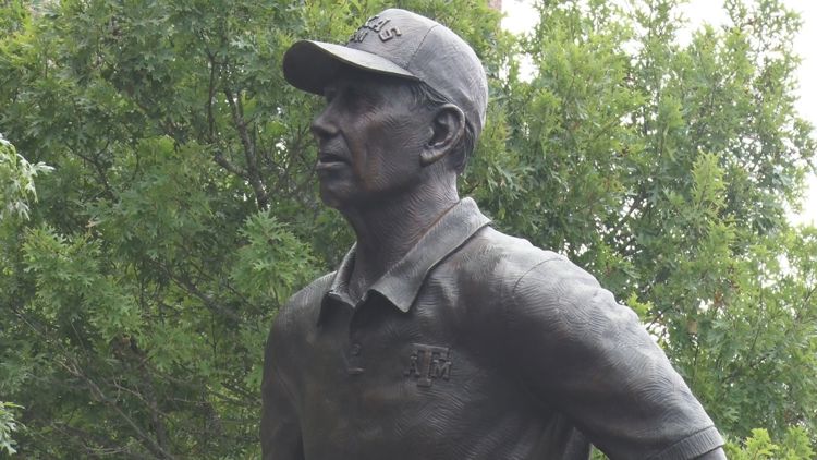 RC Slocum statue unveiled at Texas A&M, honoring winningest coach in program history
