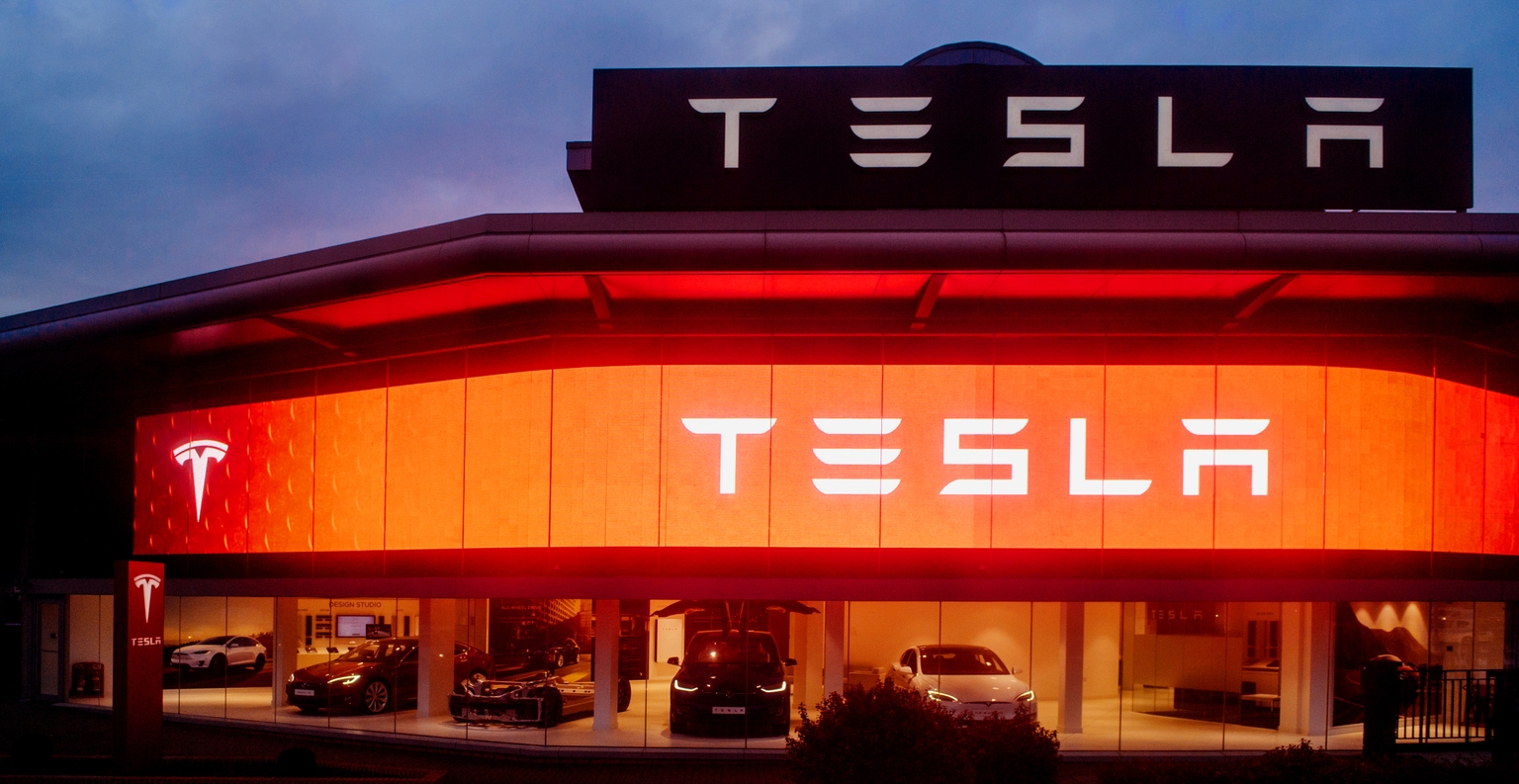 tesla-sets-october-1-unveiling-for-next-generation-roadster