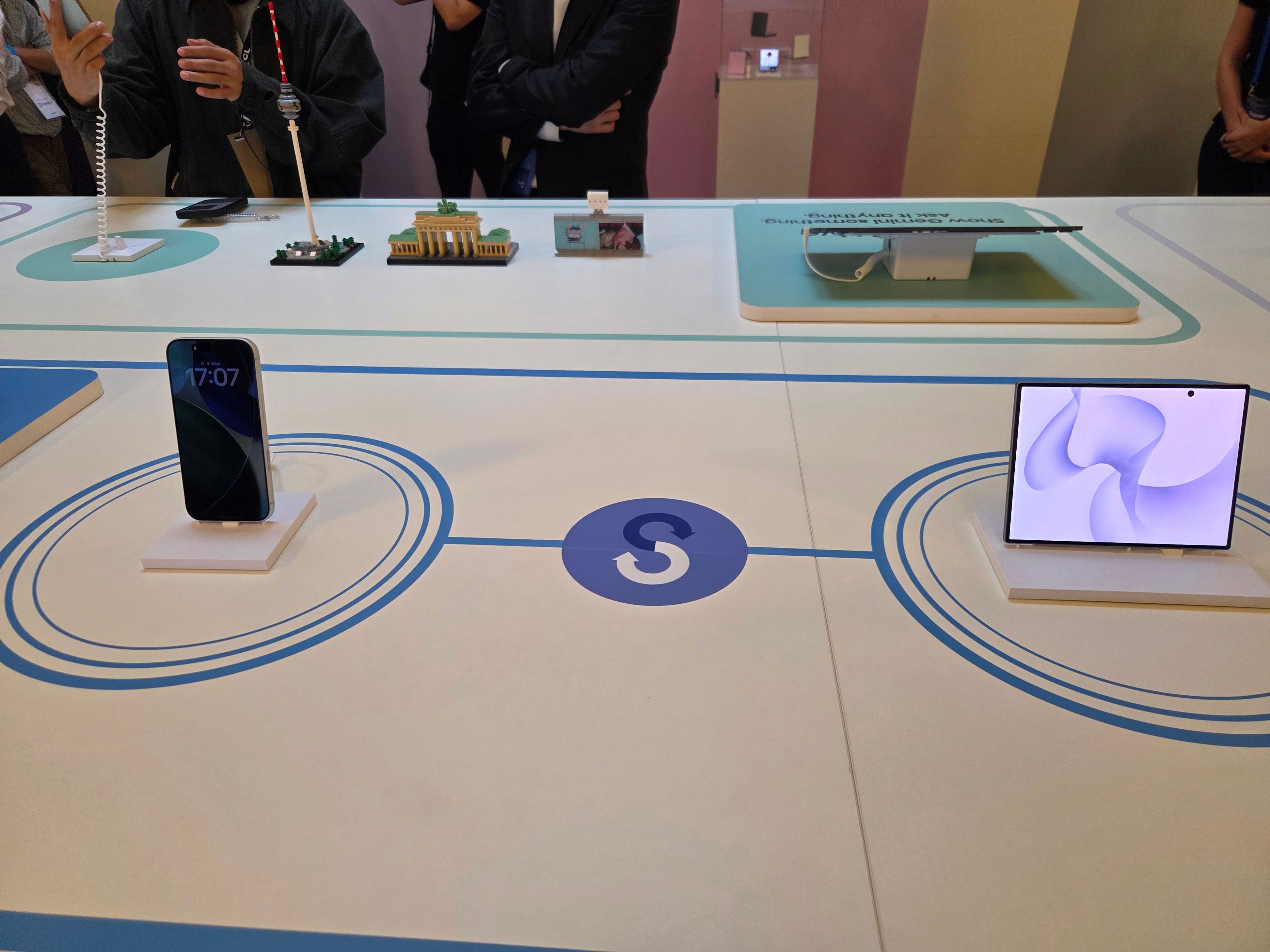 Samsung displays iPhone 17 Pro to highlight Smart Switch data transfer