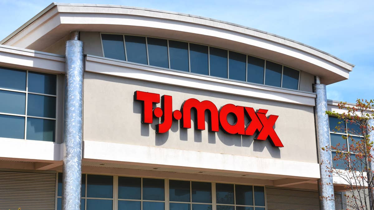 TJ Maxx's 3-tier Christmas cat condo doubles as festive home decor