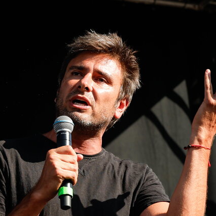 cuba-alessandro-di-battista-operato-a-cuba-slitta-il-rientro-in-italia