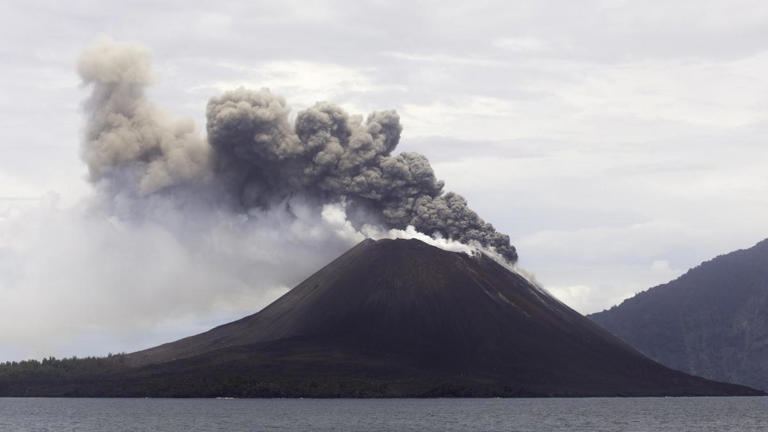 El Krakatoa registra una gran erupción y el estruendo se puede escuchar a 150 km