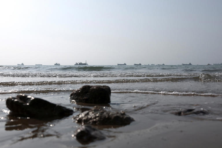 US strikes Iranian oil tankers after Iran targets 2 Navy warships