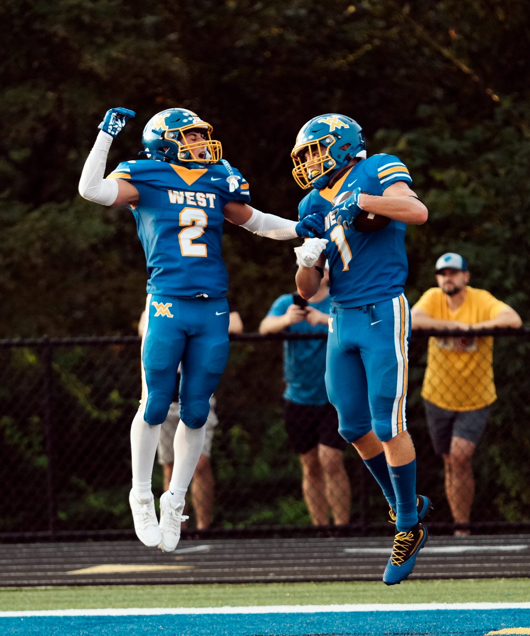 Welch throws 4 TDs, Wade runs wild in Week 3, roundup