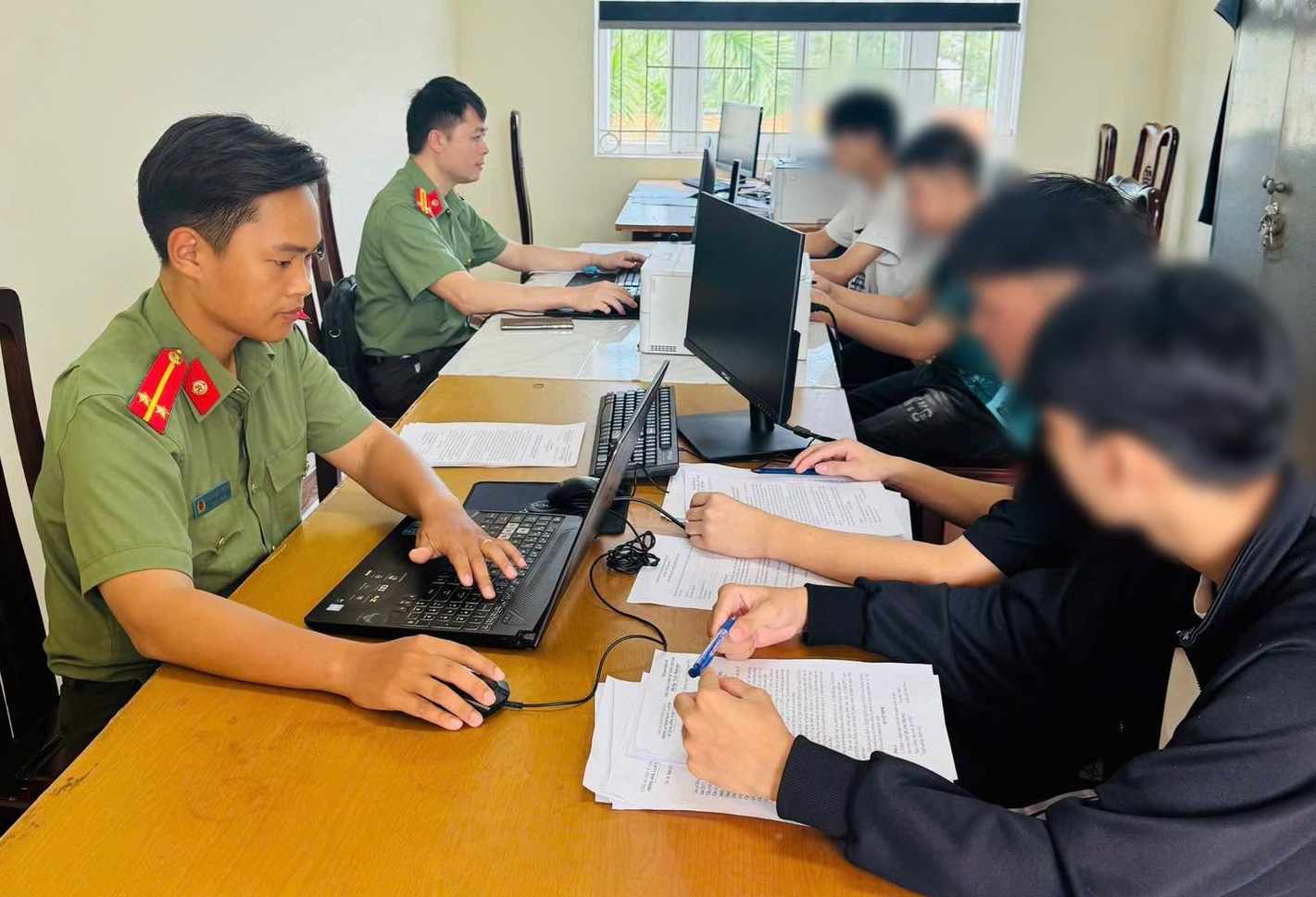Xử phạt 9 người mua bán trái phép thông tin tài khoản ngân hàng