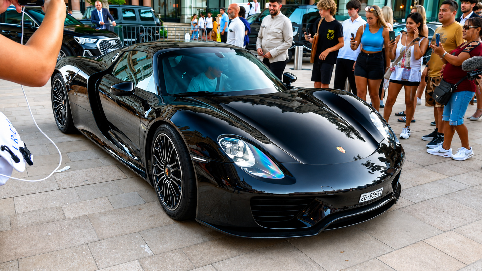 Porsche 918 Spyder steals attention on the streets of Monaco