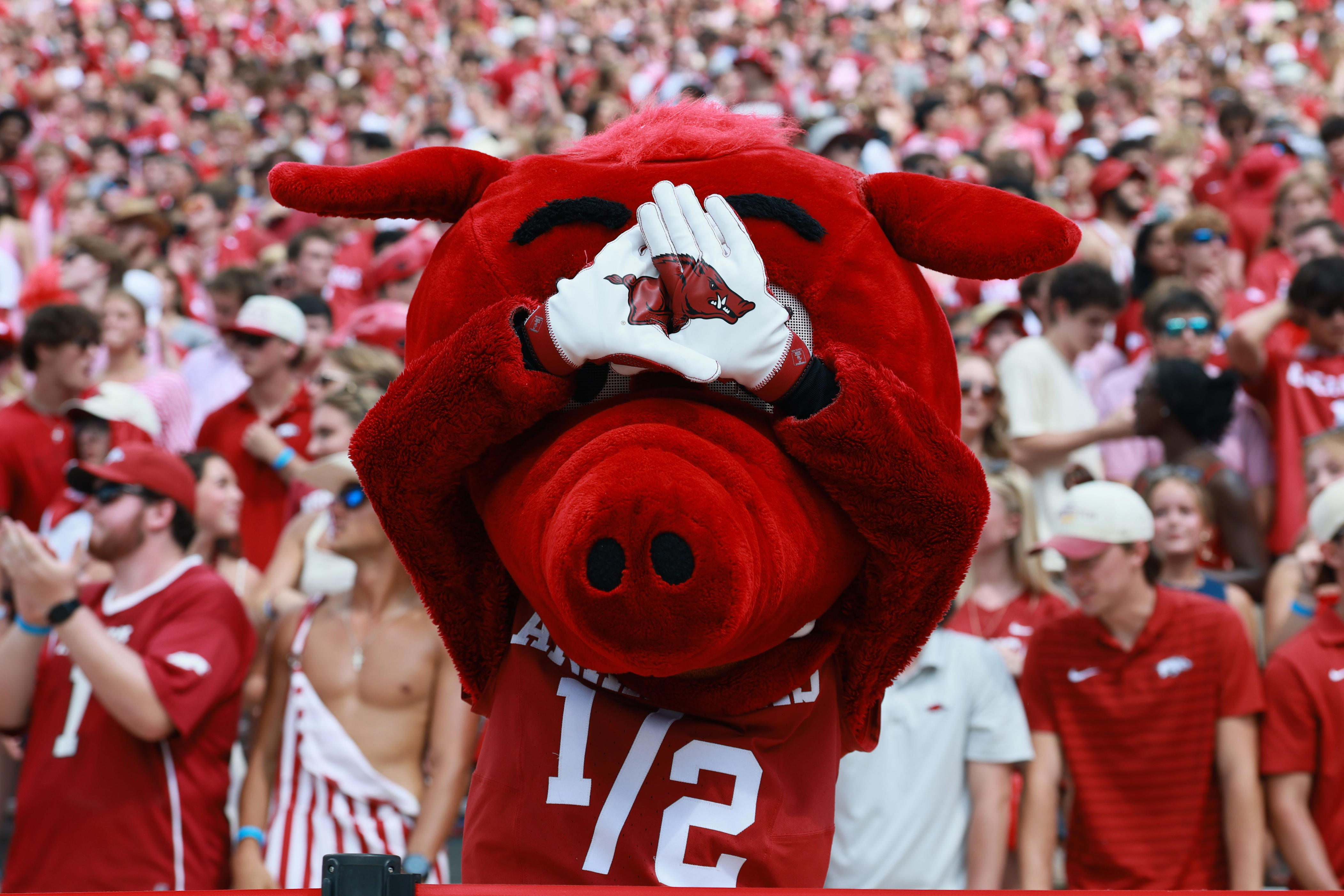 100 simulations of Tennessee football vs. Arkansas predict roasted hog