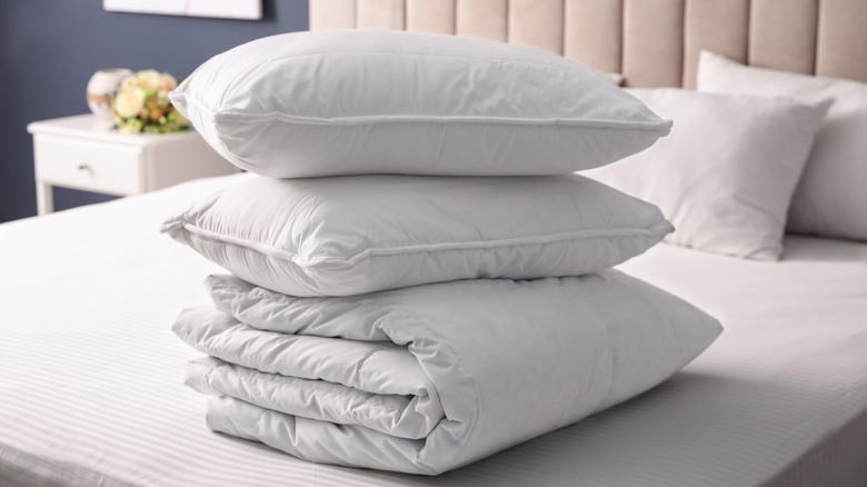 The proper method for washing your bed pillows