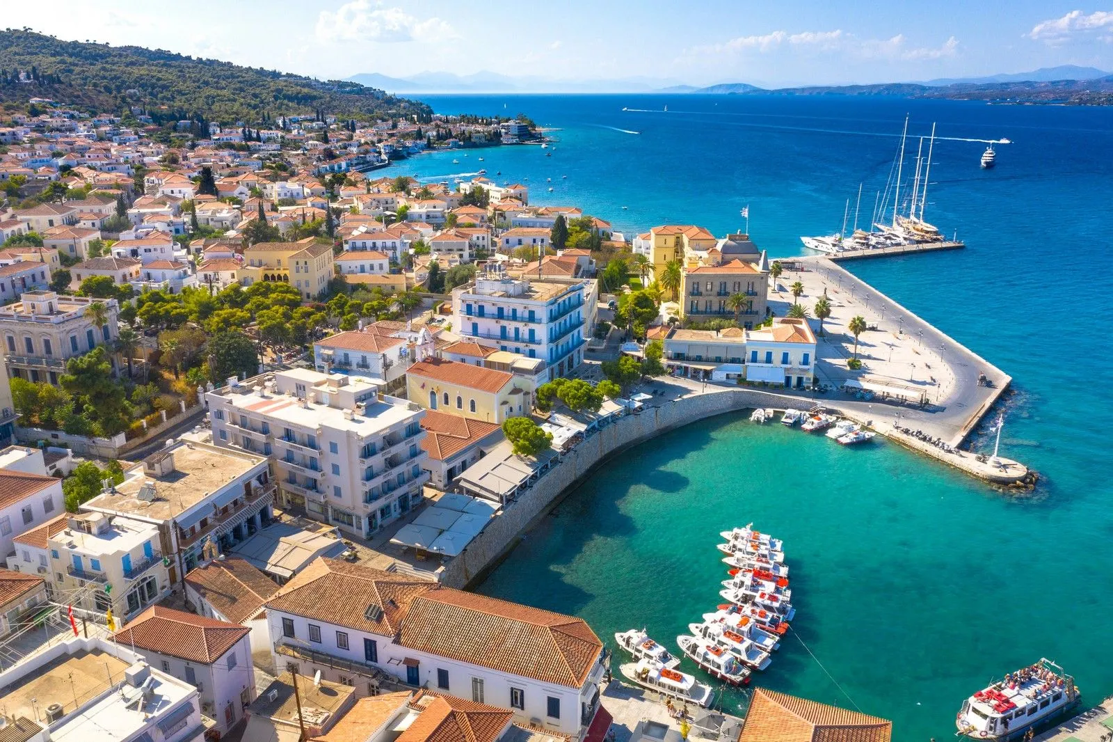 Σπέτσες: Έκλεψαν 40.000 ευρώ και διέφυγαν με θαλάσσιο ταξί