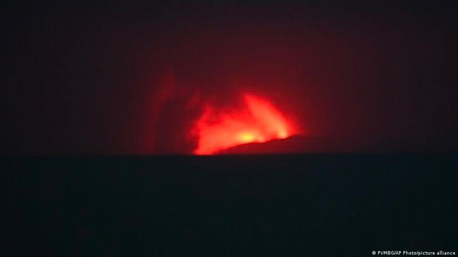 indonesia-flights-canceled-as-anak-krakatau-volcano-erupts
