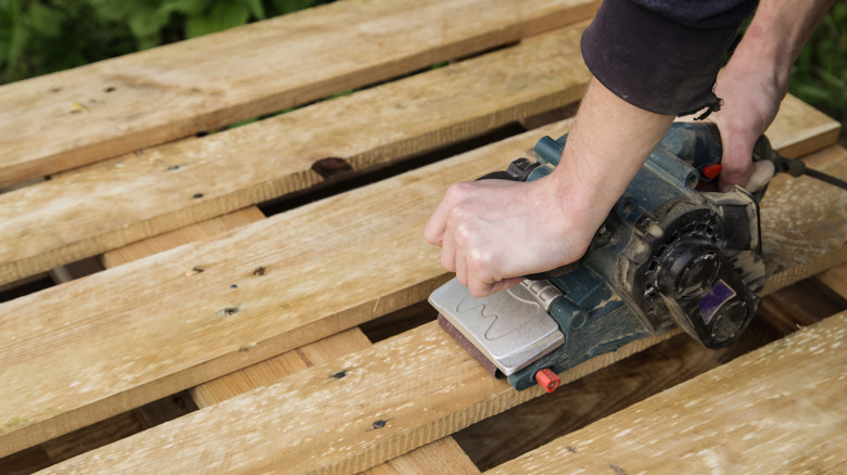 This DIY pallet project turns old wood into a front porch shoe rack bench