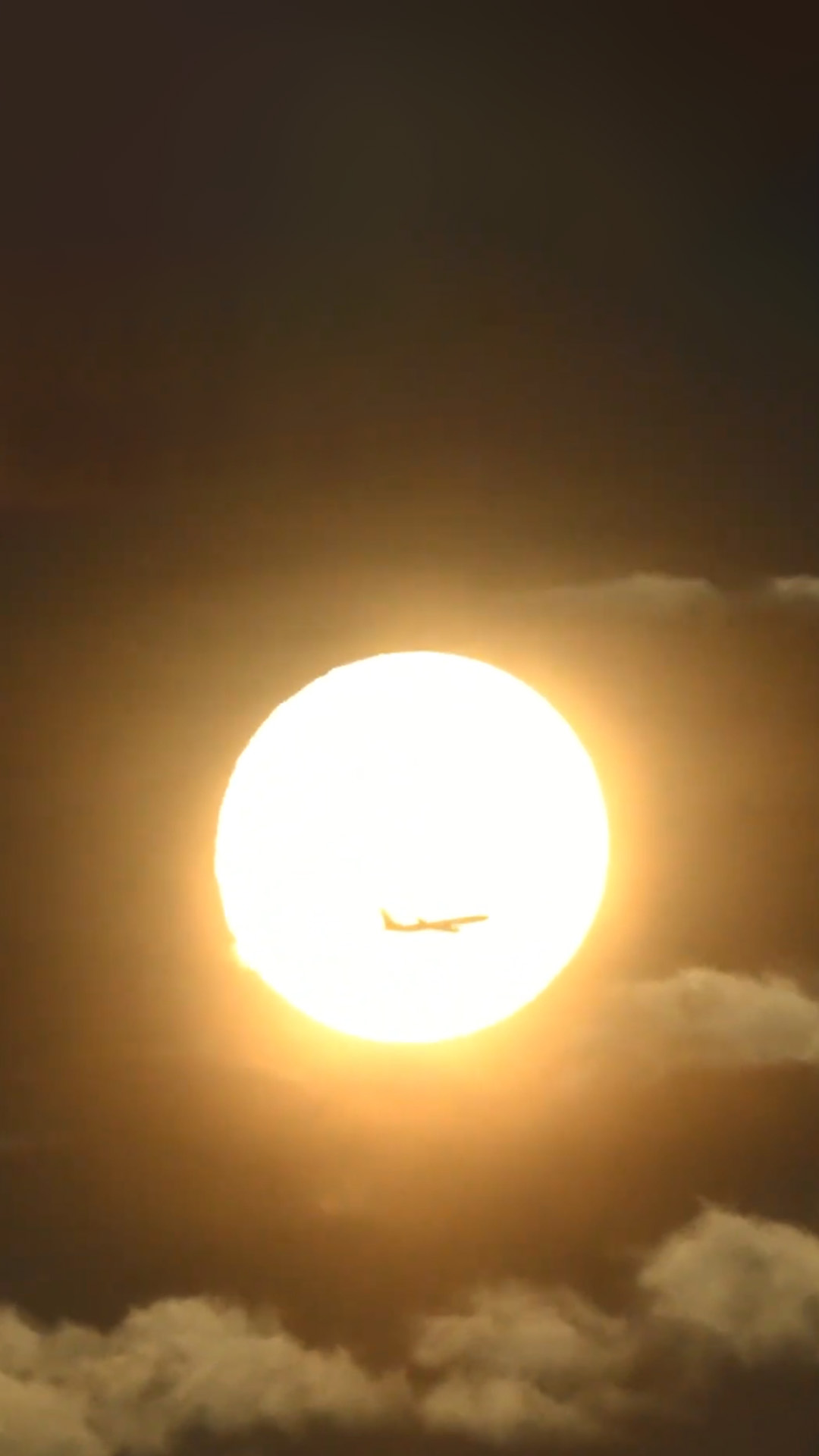 Rare plane and moon shot caught on camera