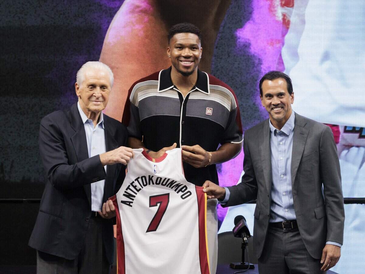 Giannis Antetokounmpo posa junto a Pat Riley, presidente del Heat (a la izquierda), y el entrenador Erik Spoelstra durante la conferencia de prensa de su presentación como nuevo jugador del equipo, el 16 de julio de 2026 en el Kaseya Center en Miami, Florida.